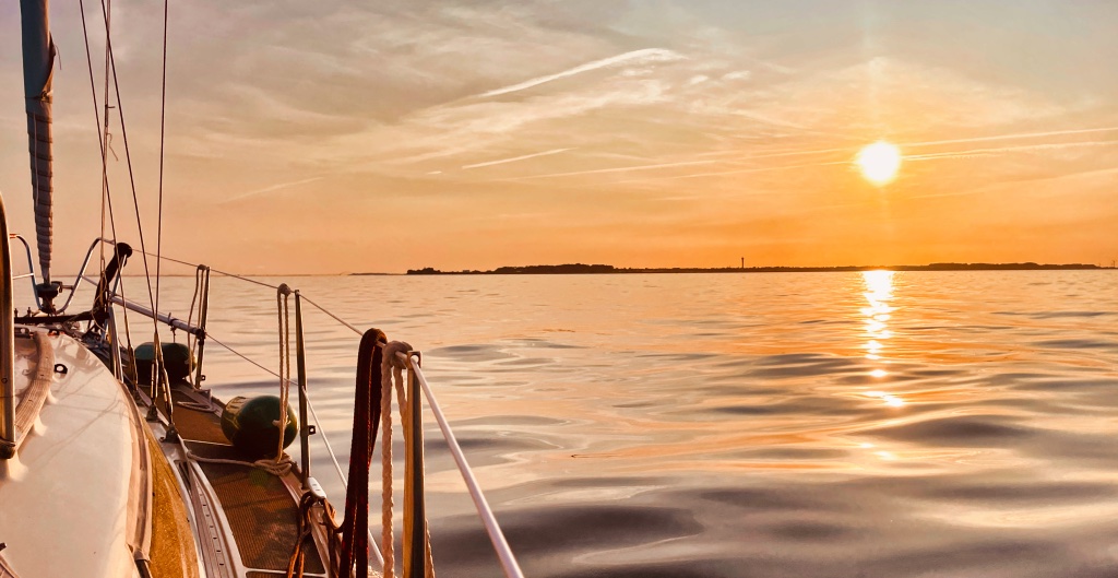 Fehmarn am Horizont, spiegelglattes Wasser, goldenes Abendlicht